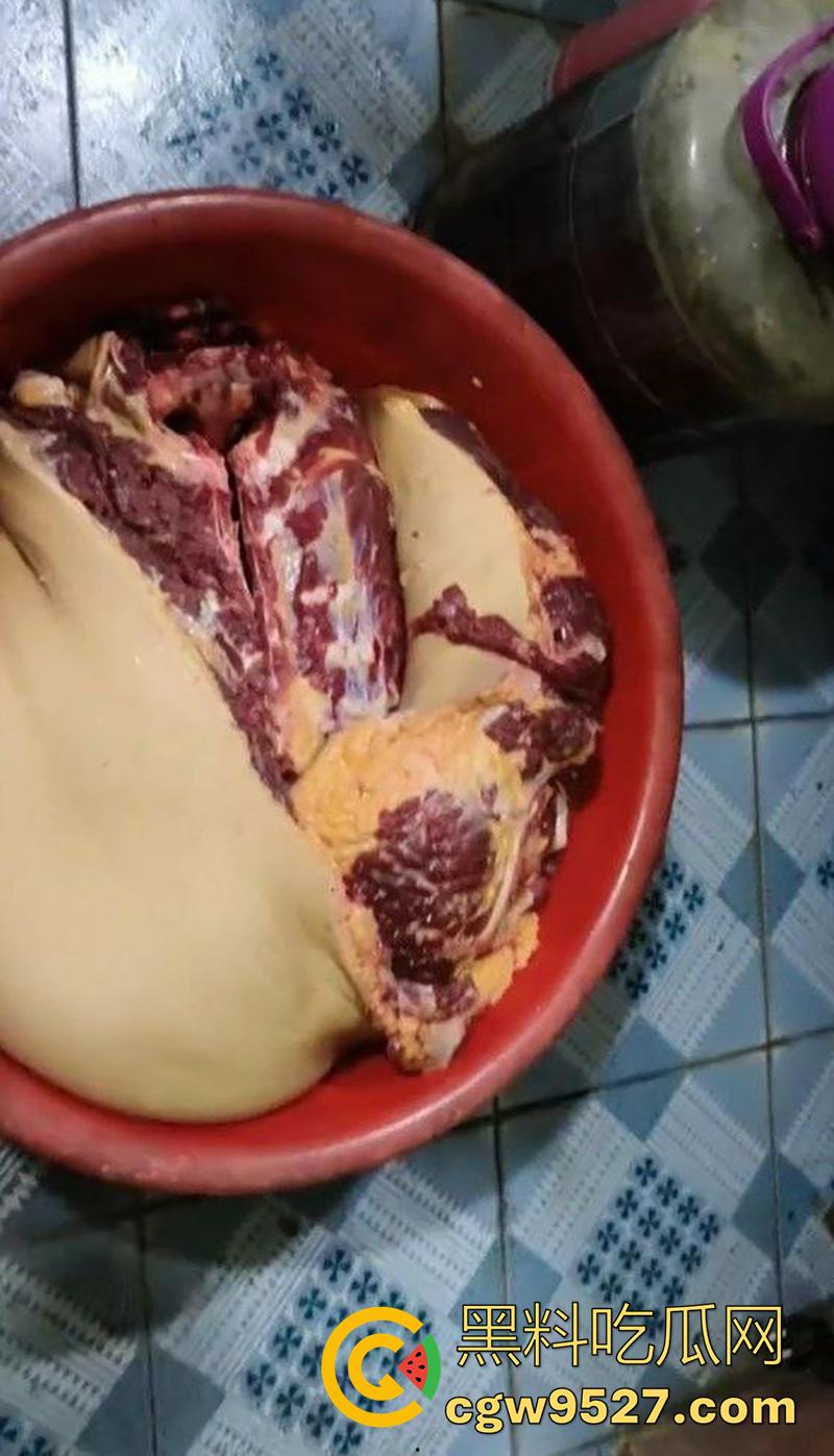 暗网越南屠夫案，男子自愿被杀，多角度砍头血如泉涌，干脆利落几秒剁头，现场原视频流出！-10