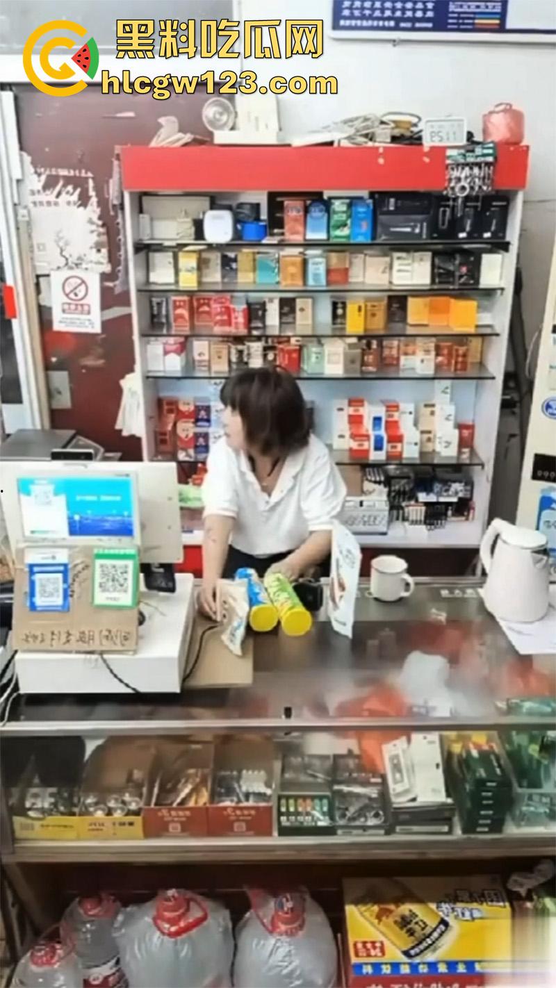 超市寂寞骚逼老板娘，一边和绿帽老公视频，一边无内露穴勾引客人，这就是露出的刺激么！-4