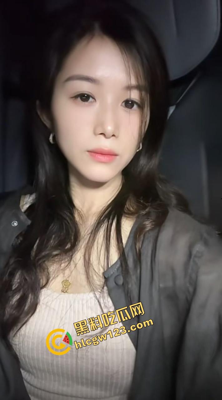 抖音『殷萧童』装乖给粉丝看要礼物，骚逼却被炮机操到喷水翻白眼，上面给粉丝看下面大哥看！-3