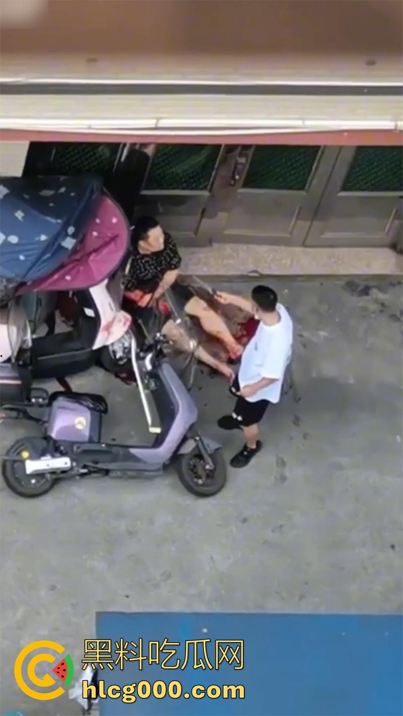 这下彻底老实了！骚逼妻子偷情被丈夫抓现行，愤怒持刀狂砍情人，脖子腰部各中一刀，血腥场面曝光！-2