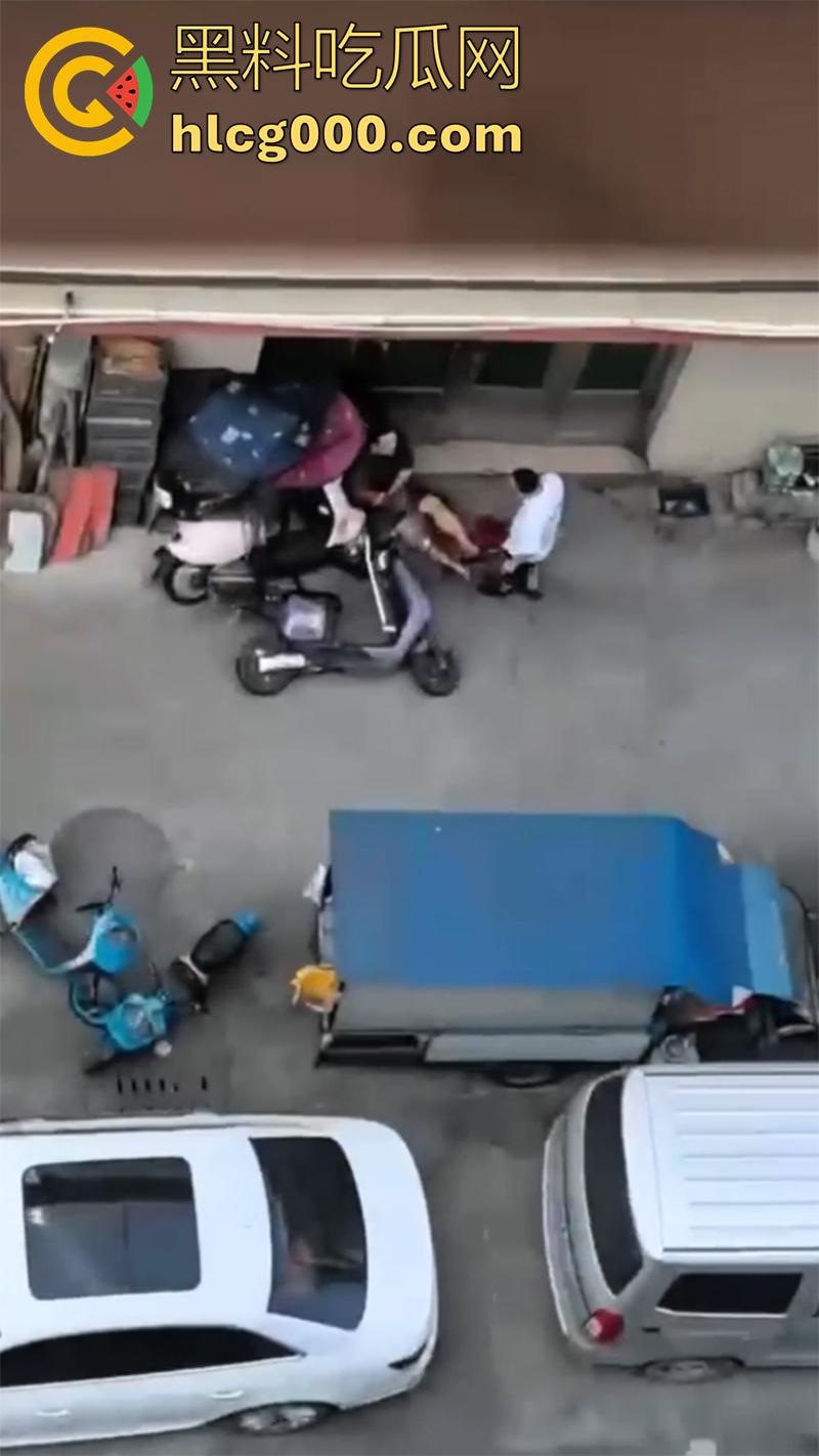 这下彻底老实了！骚逼妻子偷情被丈夫抓现行，愤怒持刀狂砍情人，脖子腰部各中一刀，血腥场面曝光！-5