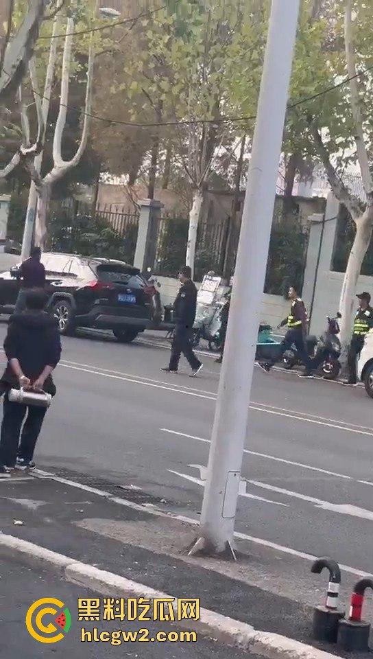 横惯了也有栽跟头的时候 合肥锦绣校区城管赶小贩 结果被小贩一刀放倒！-12