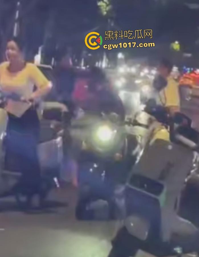 南宁街头黑衣醉汉按F进入拳皇模式,单挑三人逐个击破,老婆来劝架直接被压着打,这女人真会坏事!-2