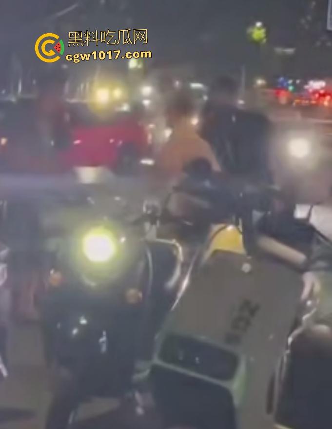 南宁街头黑衣醉汉按F进入拳皇模式,单挑三人逐个击破,老婆来劝架直接被压着打,这女人真会坏事!-3
