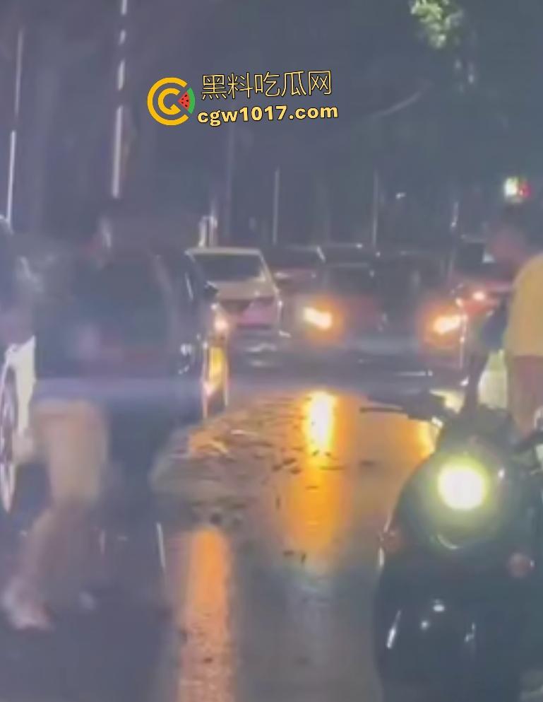 南宁街头黑衣醉汉按F进入拳皇模式,单挑三人逐个击破,老婆来劝架直接被压着打,这女人真会坏事!-4