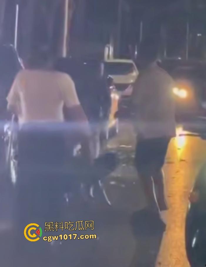 南宁街头黑衣醉汉按F进入拳皇模式,单挑三人逐个击破,老婆来劝架直接被压着打,这女人真会坏事!-5