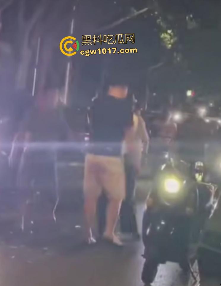 南宁街头黑衣醉汉按F进入拳皇模式,单挑三人逐个击破,老婆来劝架直接被压着打,这女人真会坏事!-7