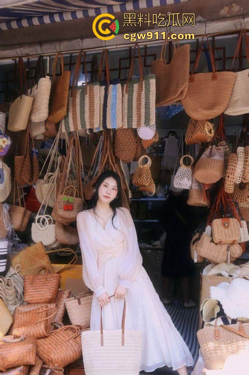 约炮浙江大学【胡雯璨】私密视频流出,床上揉胸吃鸡狂秀舌技,巨乳撅起被内射,跟学校的她完全相反!-5