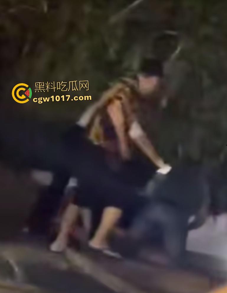 南宁街头黑衣醉汉按F进入拳皇模式,单挑三人逐个击破,老婆来劝架直接被压着打,这女人真会坏事!-8