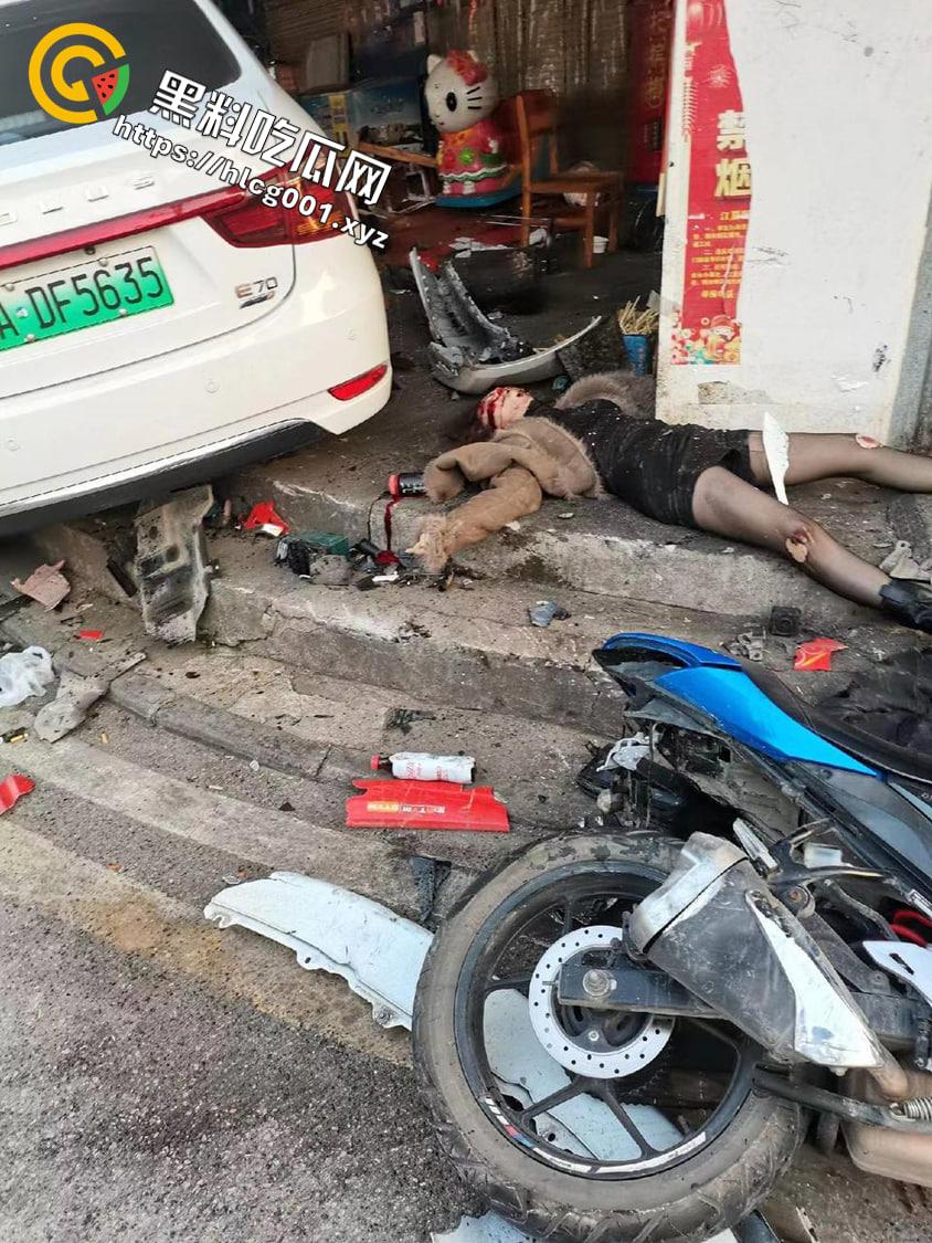 湖北美术学院情侣骑摩托 与网约车发生口角被撞倒2死1伤 可惜了这双黑丝美腿了 现场画面流出-2