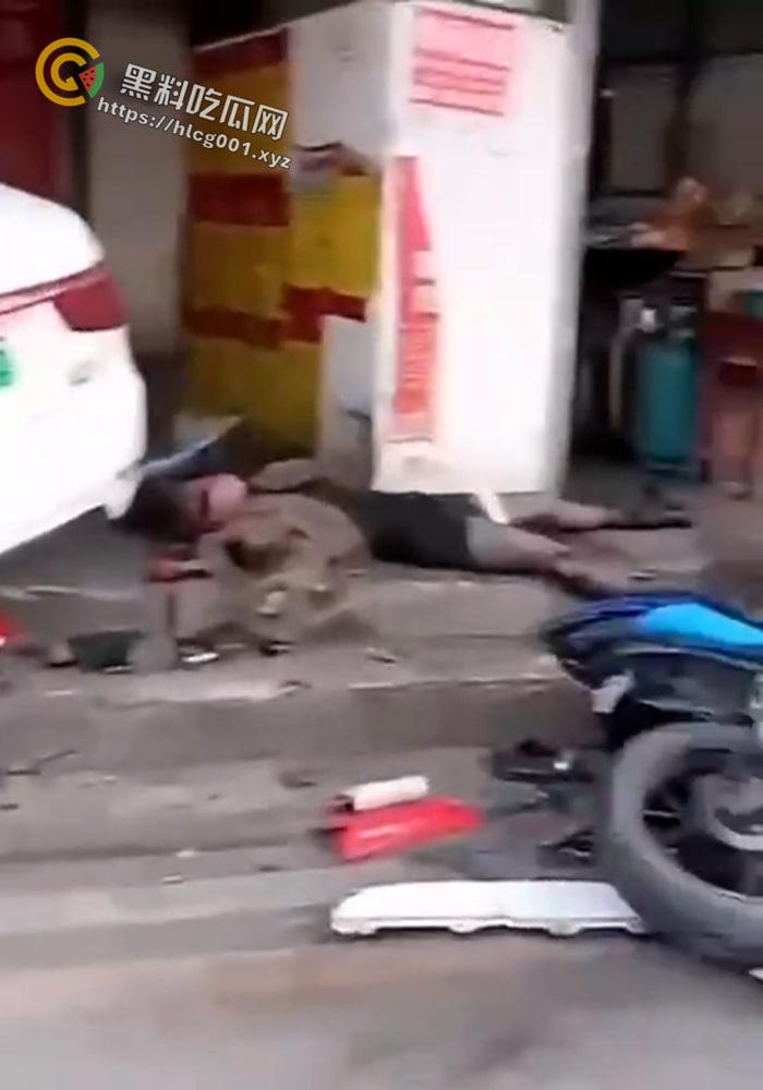 湖北美术学院情侣骑摩托 与网约车发生口角被撞倒2死1伤 可惜了这双黑丝美腿了 现场画面流出-5