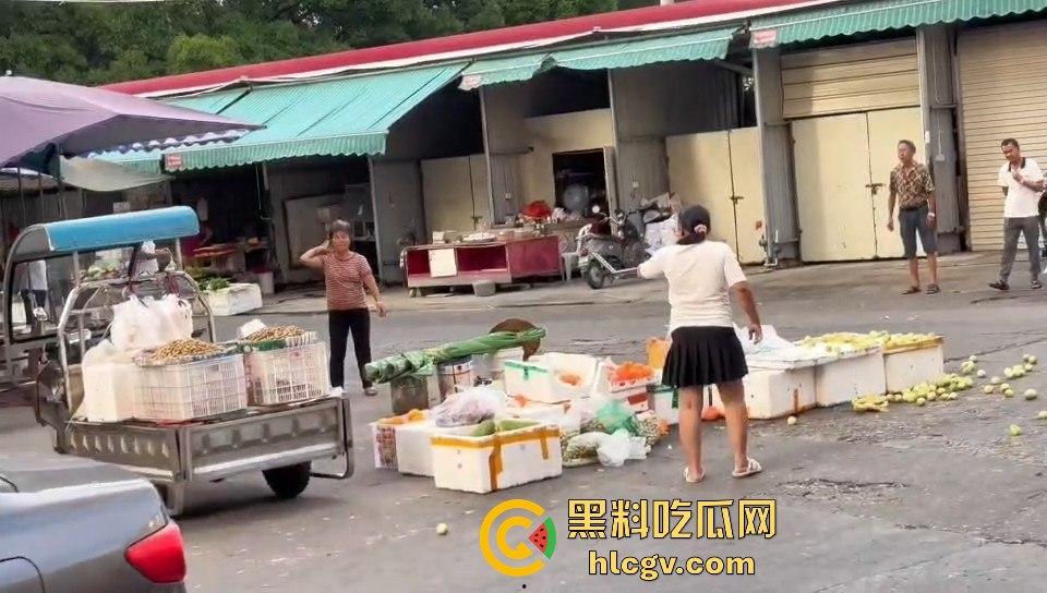 福建漳州海澄，女子不买水果被老太婆骂，结果碰到狠人，街上追着打！-2