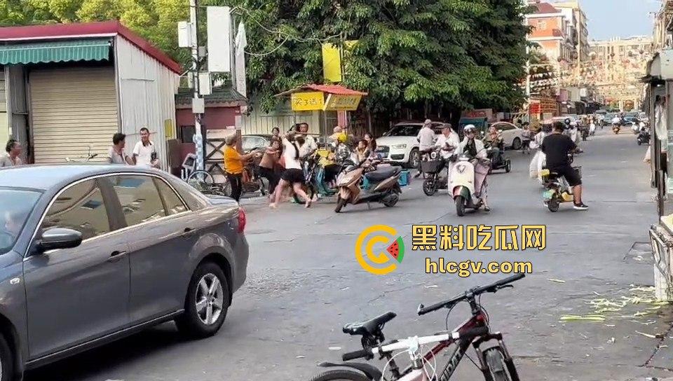 福建漳州海澄，女子不买水果被老太婆骂，结果碰到狠人，街上追着打！-4