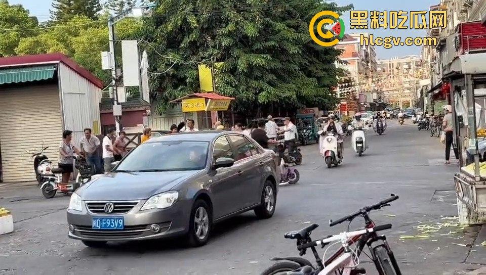 福建漳州海澄，女子不买水果被老太婆骂，结果碰到狠人，街上追着打！-8