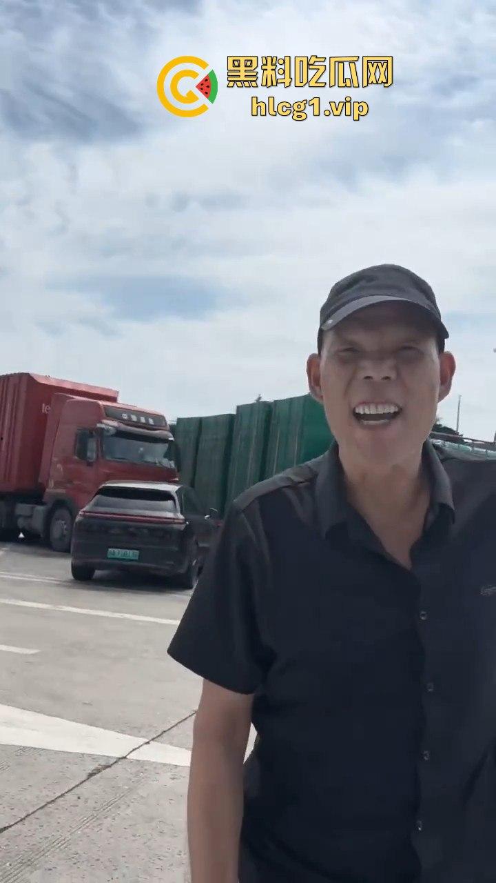 陕西汉中停车风波!男子遭一群老逼登堵车辱骂,扬言不删视频就弄死你!-1