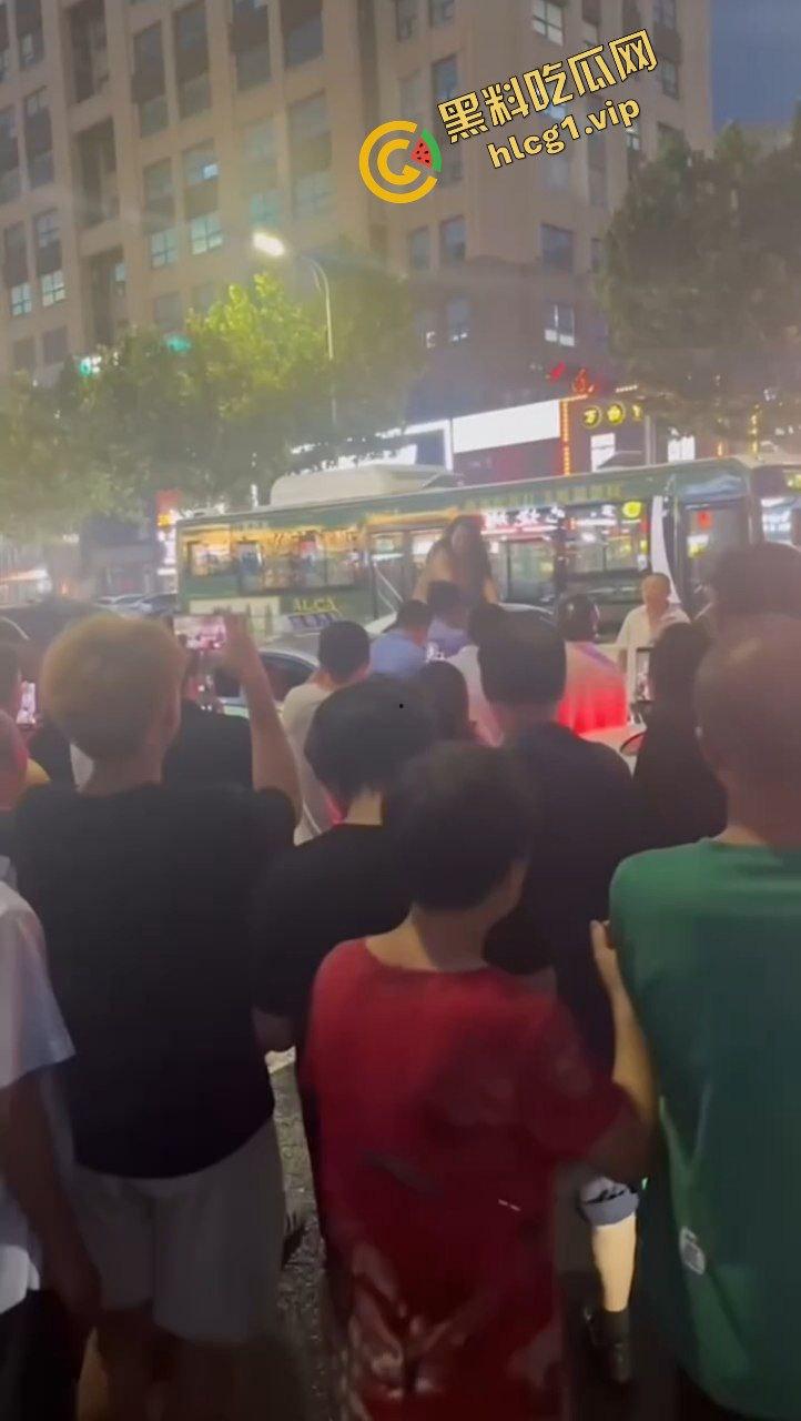 全网疯传大瓜！山东青岛老仙女 与出租车司机起争执 一言不合踩上车顶 脱衣裸体热舞！-9
