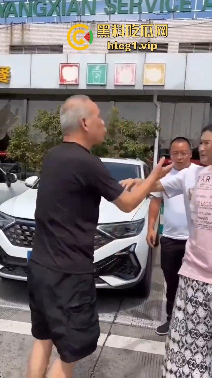 陕西汉中停车风波!男子遭一群老逼登堵车辱骂,扬言不删视频就弄死你!-3