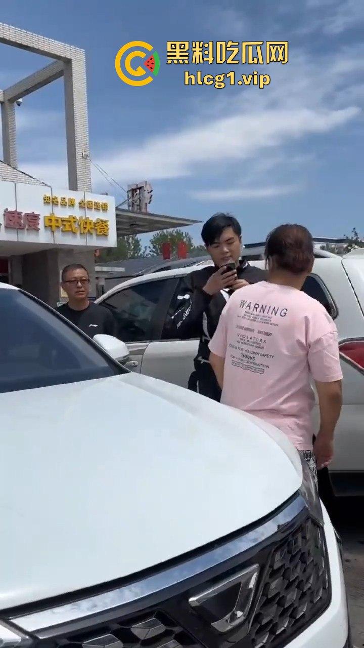 陕西汉中停车风波!男子遭一群老逼登堵车辱骂,扬言不删视频就弄死你!-5