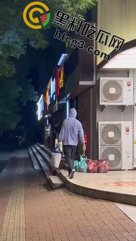 山东青岛周六福金店惊险抢劫案!十分钟内特警到场,这年头还有人敢动金店?-1