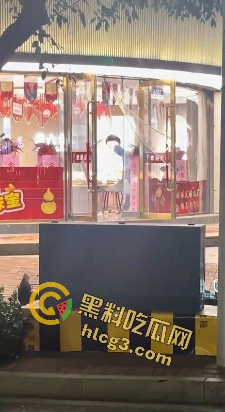 山东青岛周六福金店惊险抢劫案!十分钟内特警到场,这年头还有人敢动金店?-2