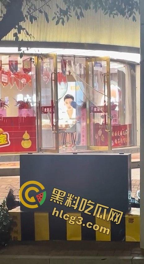 山东青岛周六福金店惊险抢劫案!十分钟内特警到场,这年头还有人敢动金店?-3