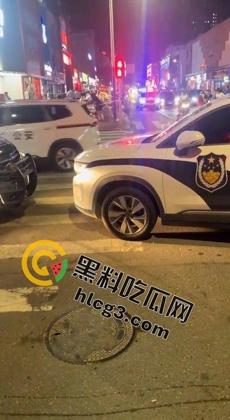 山东青岛周六福金店惊险抢劫案!十分钟内特警到场,这年头还有人敢动金店?-5