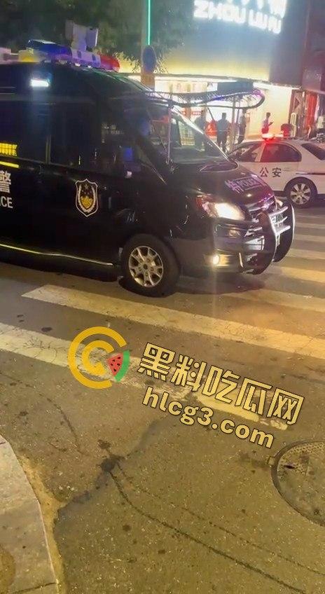 山东青岛周六福金店惊险抢劫案!十分钟内特警到场,这年头还有人敢动金店?-6