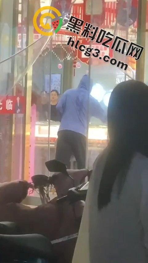 山东青岛周六福金店惊险抢劫案!十分钟内特警到场,这年头还有人敢动金店?-10