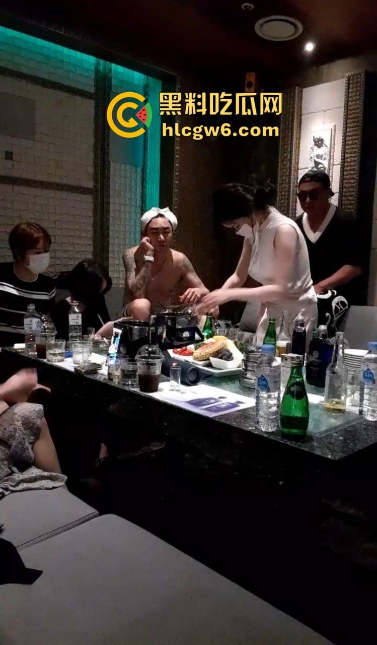 韩国暗黑KTV擦边直播太离谱，36D豪乳坐台妹现场被摸奶扣穴，棒子隔着衣服都要扣出水，再直播估计就现场艹了！-5