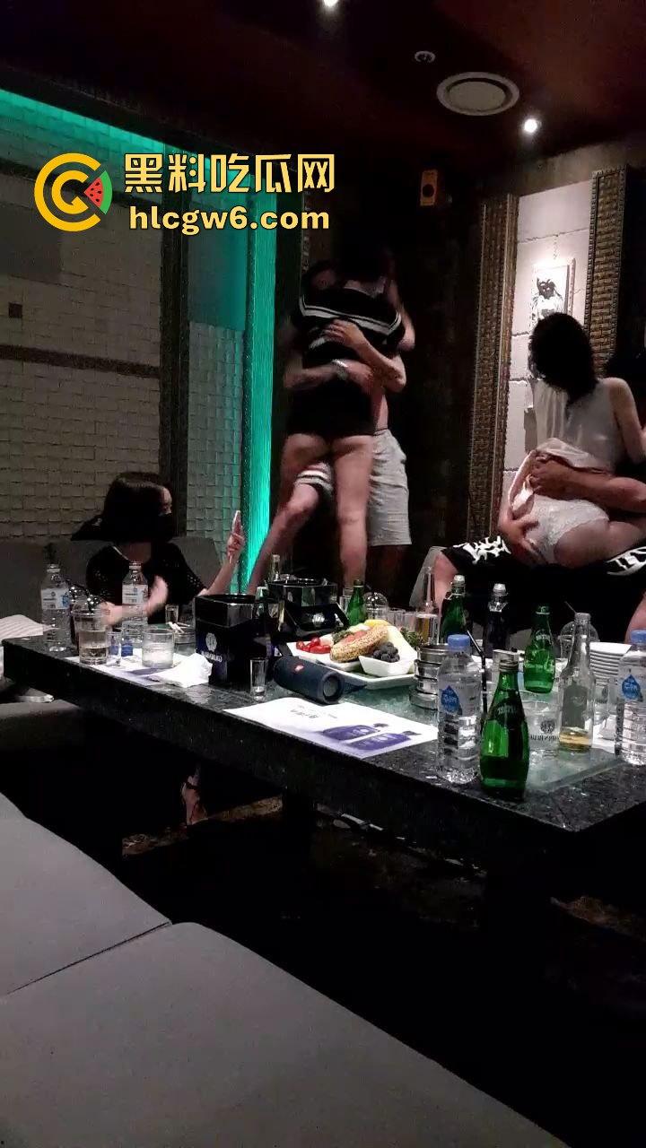 韩国暗黑KTV擦边直播太离谱，36D豪乳坐台妹现场被摸奶扣穴，棒子隔着衣服都要扣出水，再直播估计就现场艹了！-7