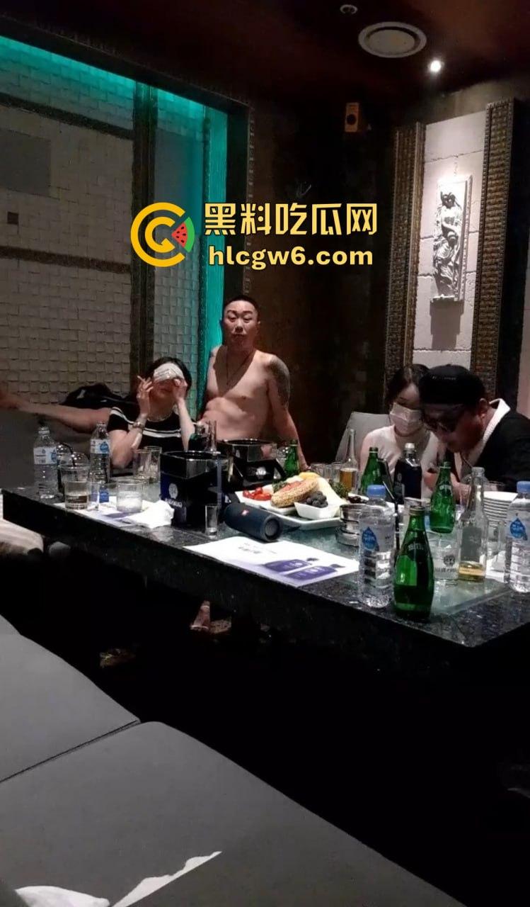 韩国暗黑KTV擦边直播太离谱，36D豪乳坐台妹现场被摸奶扣穴，棒子隔着衣服都要扣出水，再直播估计就现场艹了！-10