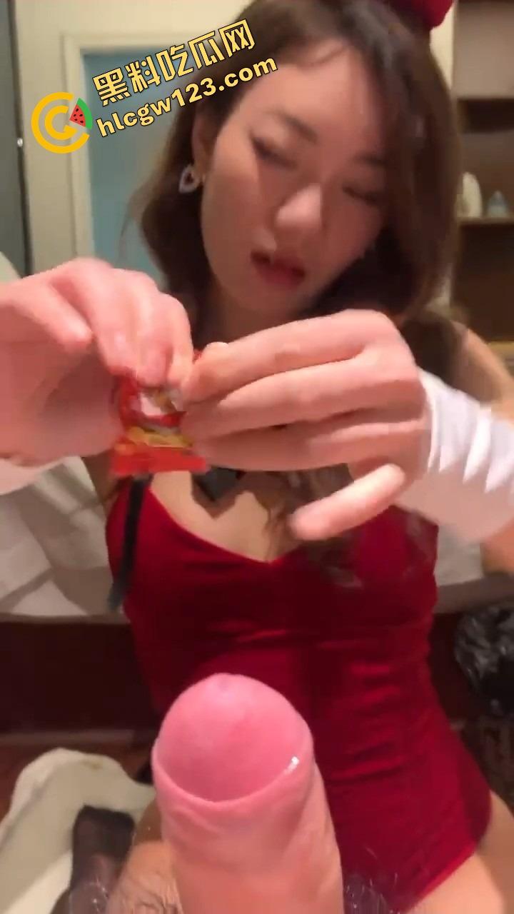 广东骚妹新招数流出，口交不加糖不带感，嘴含跳跳糖猛舔猛炸，龟头被炸成炮仗鸡炸得滋滋响！-11