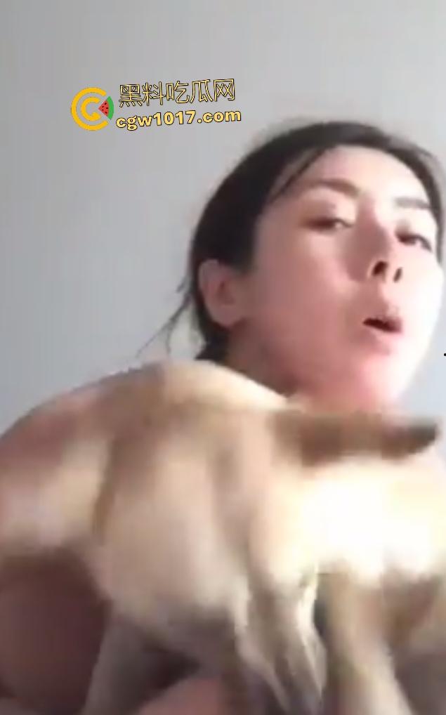 美少妇老公出差饥渴难耐，只好强吻公狗，脱光诱惑狗子它却挣扎逃避，宁愿舔屌都不亲嘴，我也想当狗了！-7