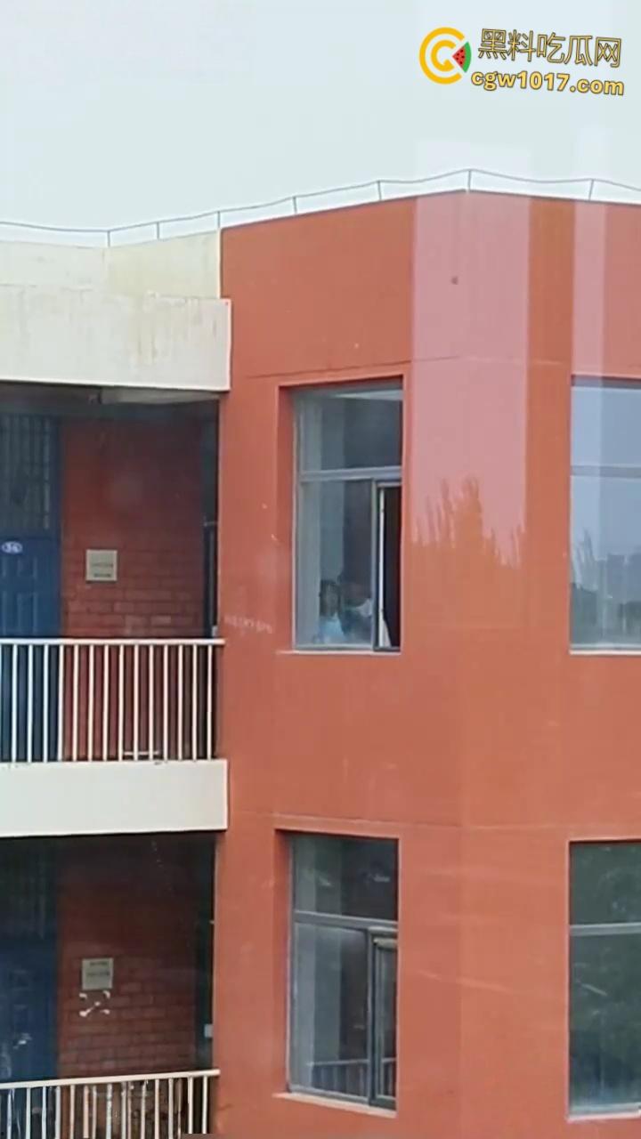 宁夏银川永宁回民高级中学，高一情侣午休时间楼梯间打炮，趴在窗户上无套后入，小小年纪如此大胆了-3
