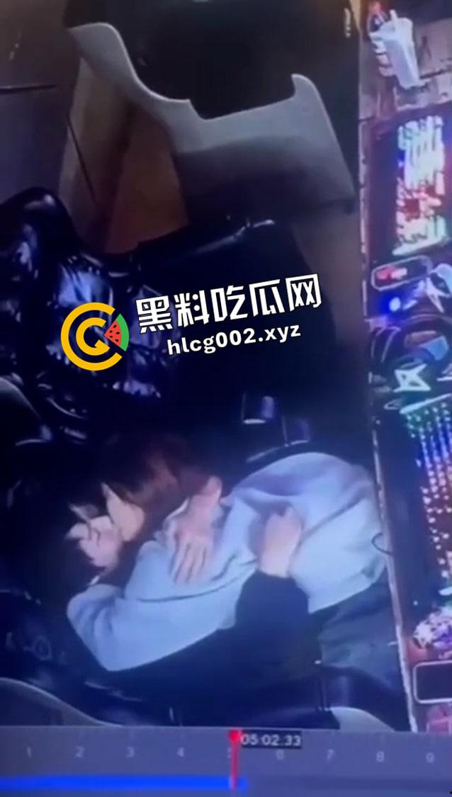 湖南邵阳塘渡口大瓜！情侣网吧里观音坐莲 头上就是监控 全程记录 视频流出-3