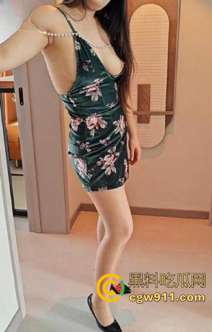 给网友直播暴操穿旗袍的嫂子，性感大奶陪肉丝，花式打桩猛插，内射后爽到兄弟直喊嫂子老婆！-3