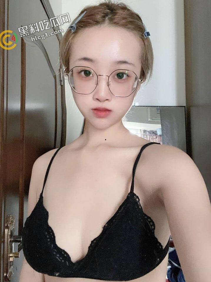 非常清纯的眼镜妹 生活里看着甜美可爱 私下里不好意思买假鸡巴 就用小手自慰 果然十个眼镜九个骚啊-2