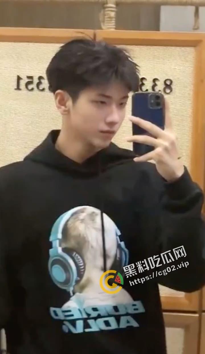 抖音 情侣网红 方块 已婚阳光直男澡堂被偷拍  男孩子在外也要保护好自己-3