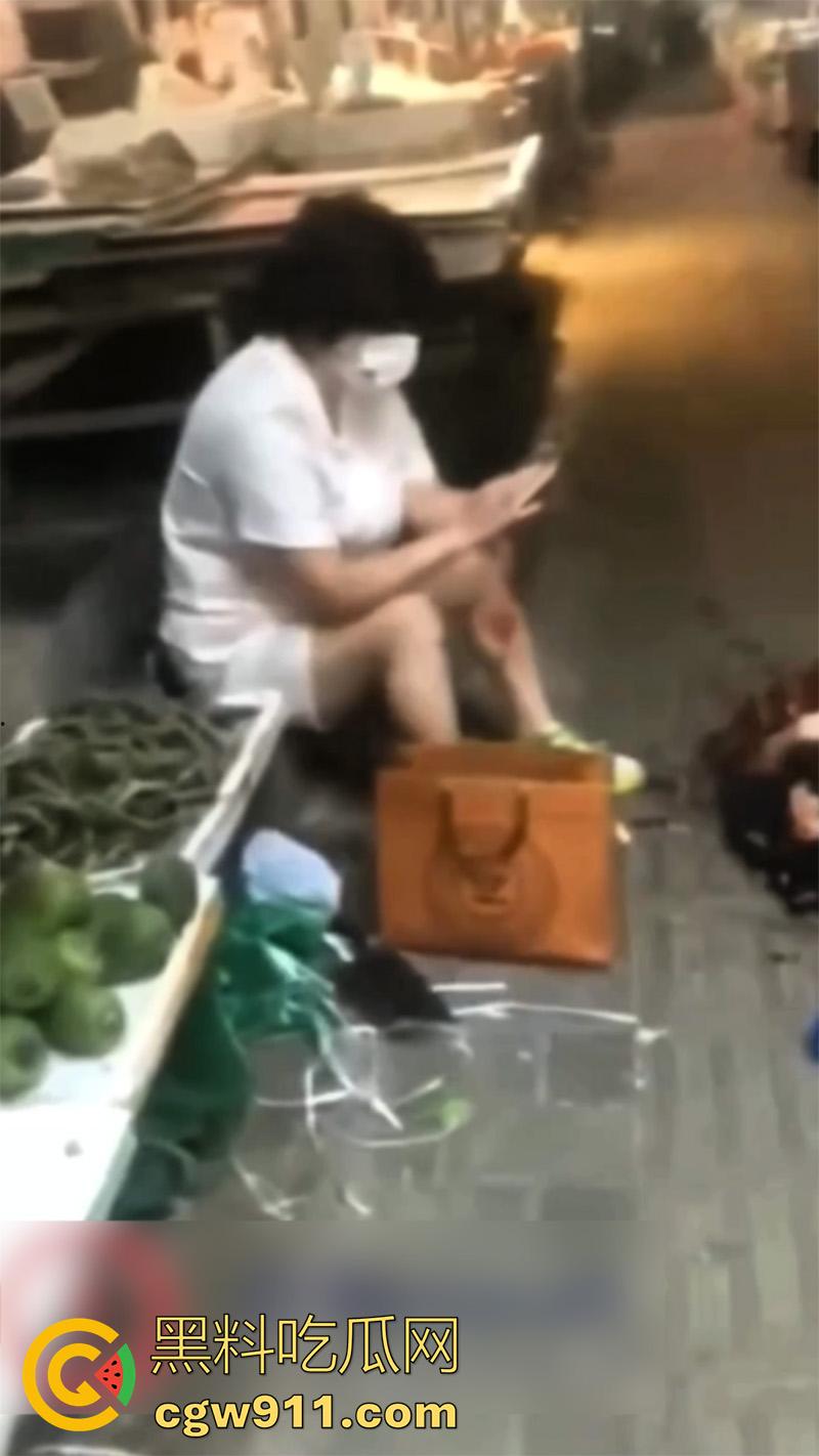 重庆大渡口马王乡菜市场,骚妇手持杀猪刀剁头,把情人侄女误认为是小三,当场把脑袋砍下来,这也太残暴了!-4