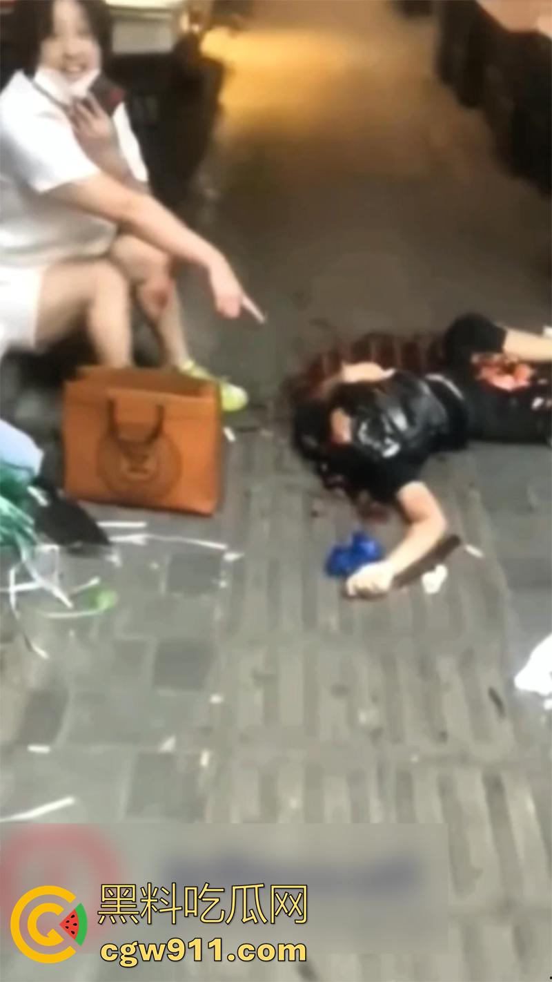 重庆大渡口马王乡菜市场,骚妇手持杀猪刀剁头,把情人侄女误认为是小三,当场把脑袋砍下来,这也太残暴了!-7