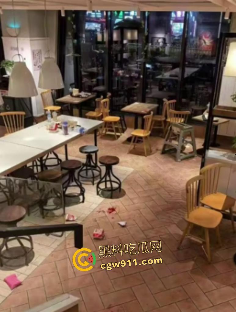 福建泉州永嘉天地KFC惊爆报复社会，刀仔狂魔无故持刀追砍捅刺路人，现场血肉横飞多人倒地哀嚎！-1