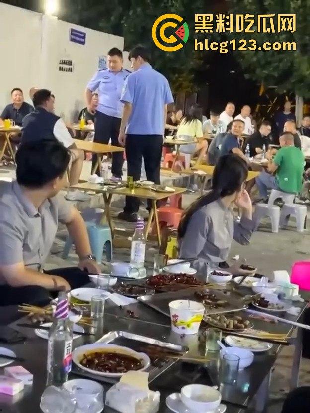 吃烧烤喝点酒就敢硬刚警察？不搞点大动静酒都算白喝了！-9