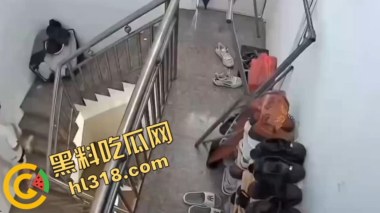 群友深夜迷恋玉足，结果踩进天罗地网？监控一开，真相比脚香还刺激，结果全群看了个全景4K还带声！-3