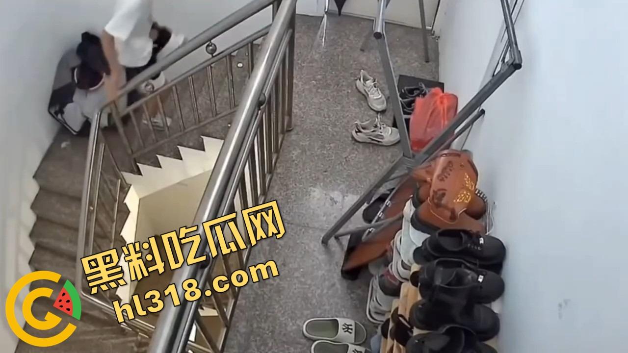 群友深夜迷恋玉足，结果踩进天罗地网？监控一开，真相比脚香还刺激，结果全群看了个全景4K还带声！-5