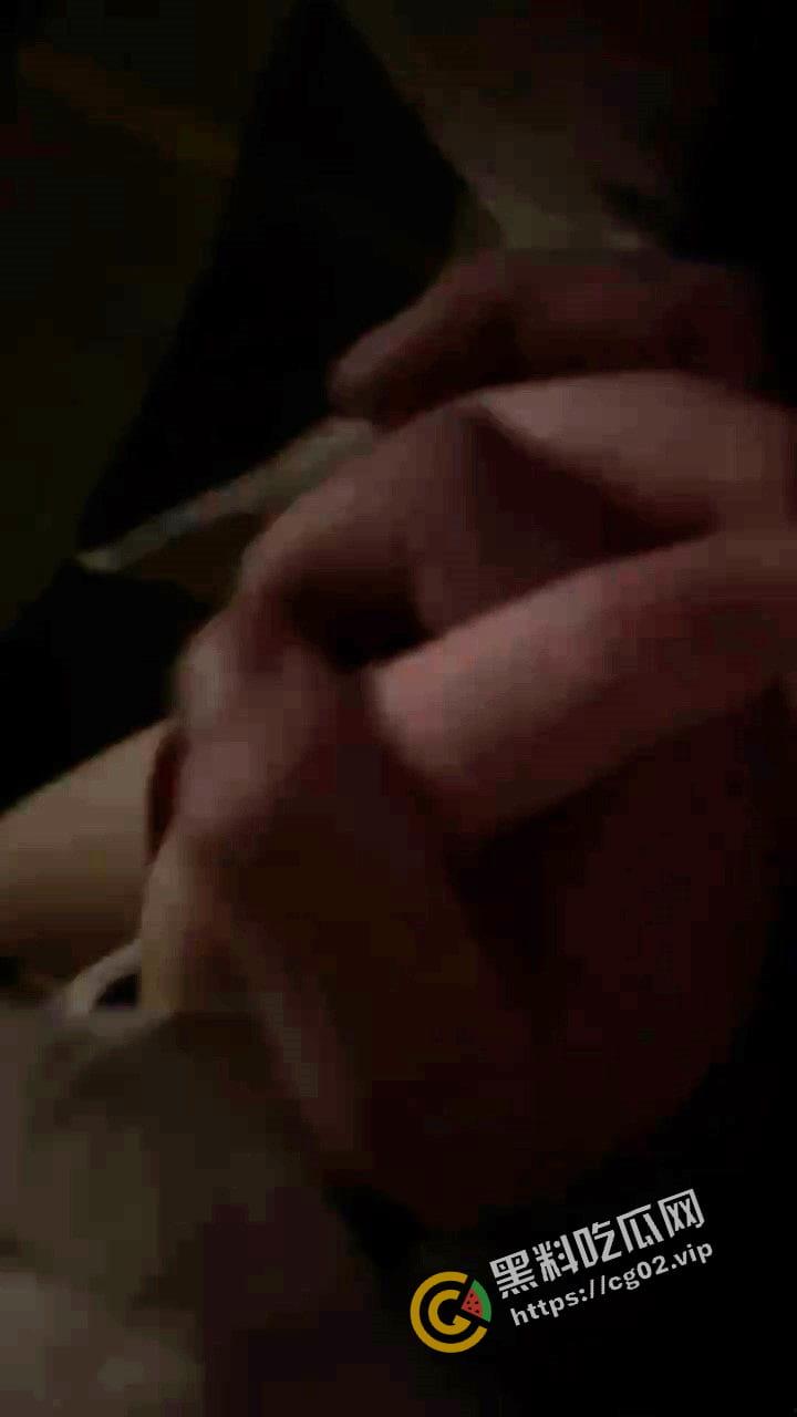 绿帽瓜 女子路遇帅哥非要跟回家 男友信息轰炸不回 最后帅哥拿女子手机回男友-1