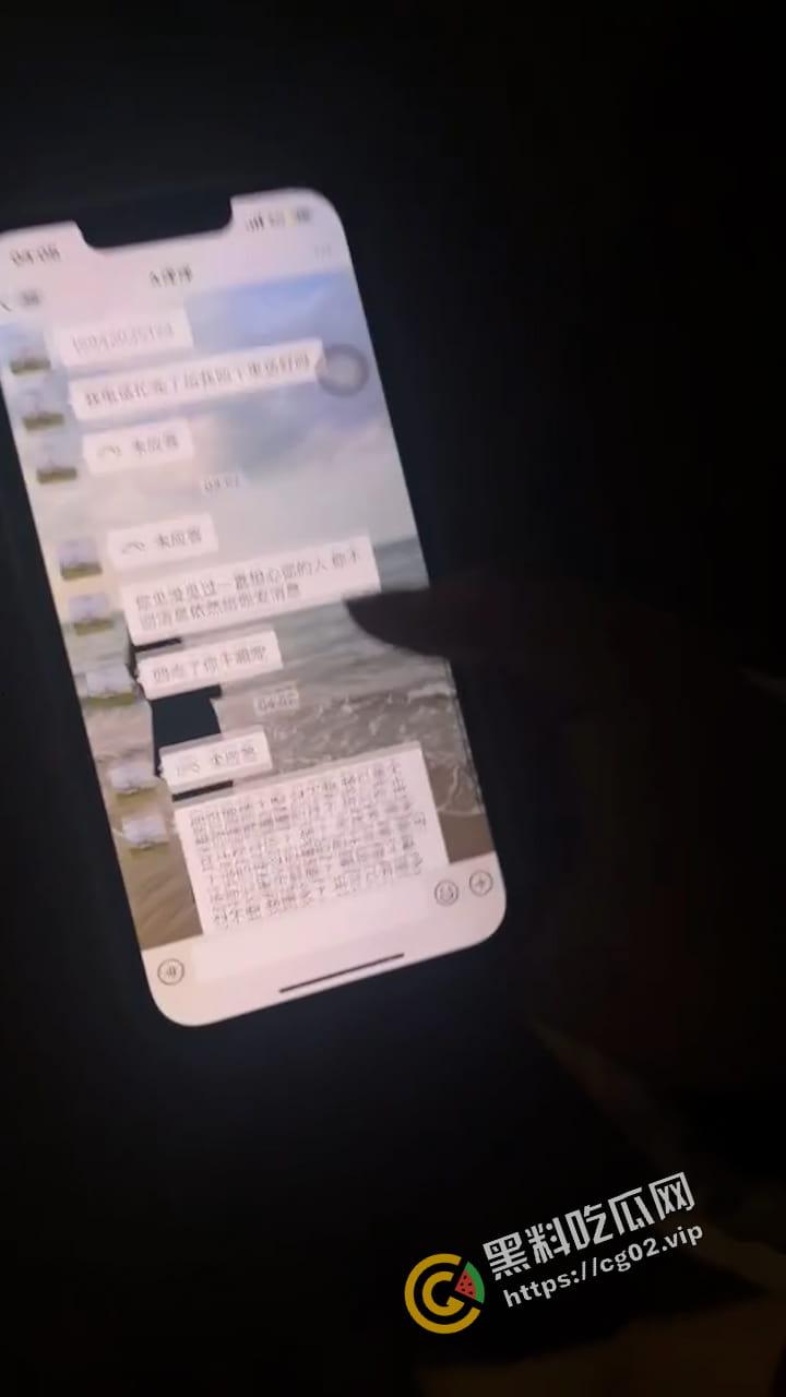 绿帽瓜 女子路遇帅哥非要跟回家 男友信息轰炸不回 最后帅哥拿女子手机回男友-2