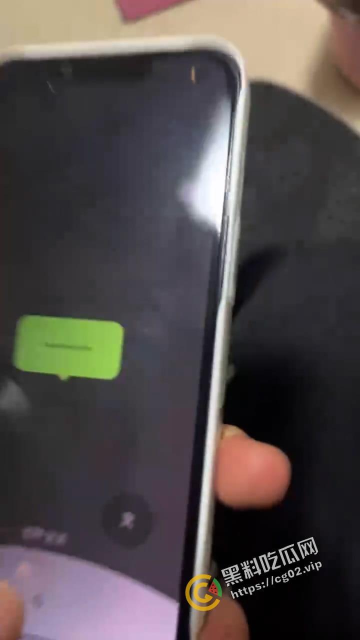 绿帽瓜 女子路遇帅哥非要跟回家 男友信息轰炸不回 最后帅哥拿女子手机回男友-4