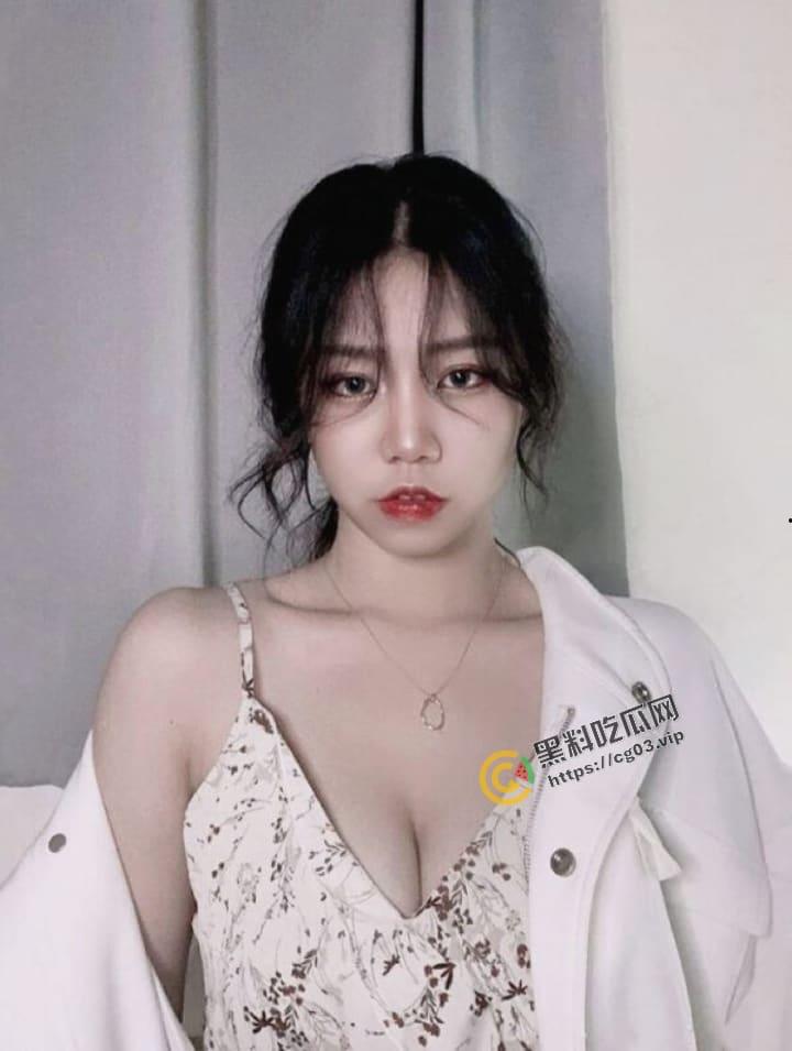 台湾的巨乳黄蜂腰长腿模特【Jsaie】因男友遗失手机  自嗨片流出-1