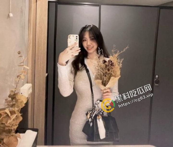 台湾的巨乳黄蜂腰长腿模特【Jsaie】因男友遗失手机  自嗨片流出-3
