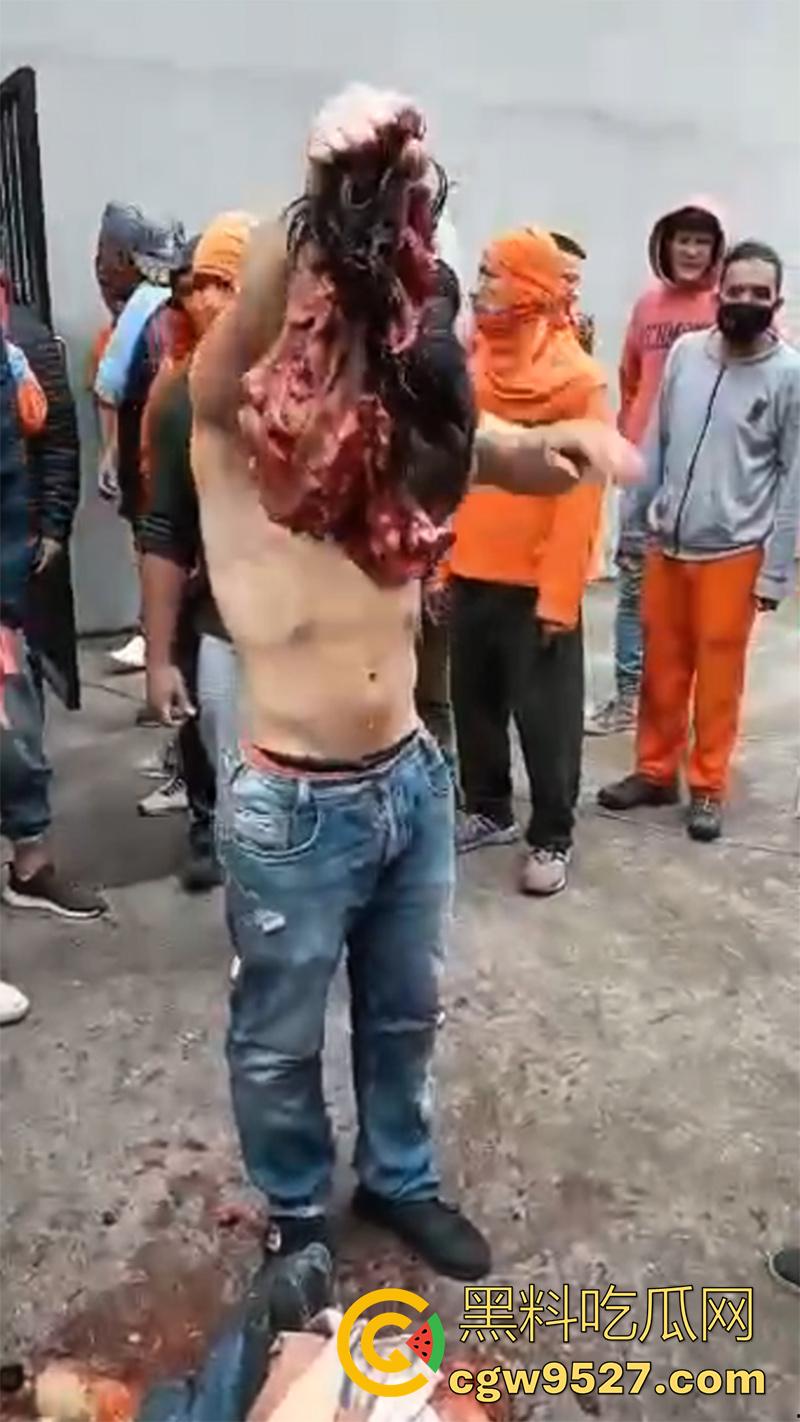 暗网流出血腥合集，吃人腿爆头剥皮车祸，想要的应有尽有，场面血腥过于重口，胆小者谨慎观看！-2